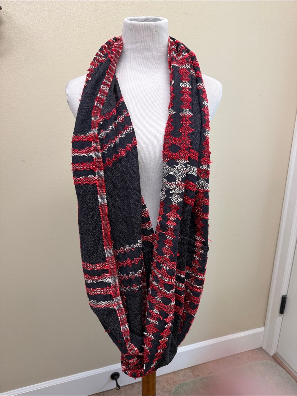 Women's Red & Black Patterned Infinity Scarf